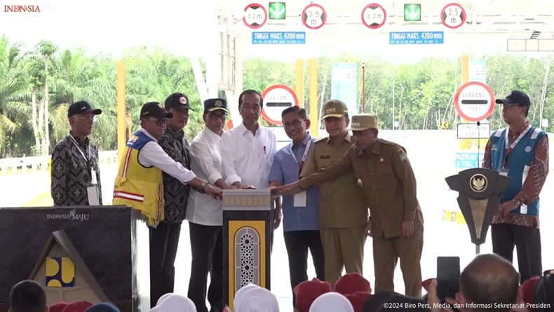 Jokowi Resmikan 2 Ruas Jalan Tol Trans Sumatera Senilai Rp11,92 Triliun