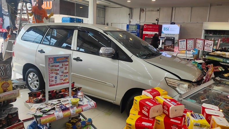 Sopir Salah Atur Persneling, Mobil Innova Tabrak Minimarket di Depok