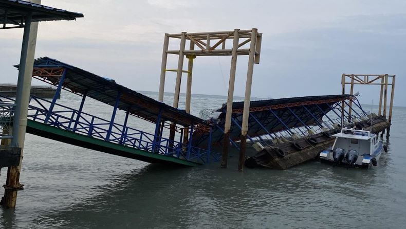 Dermaga Kapal Cepat di Pelabuhan Tanjung Kalian Mentok Ambruk