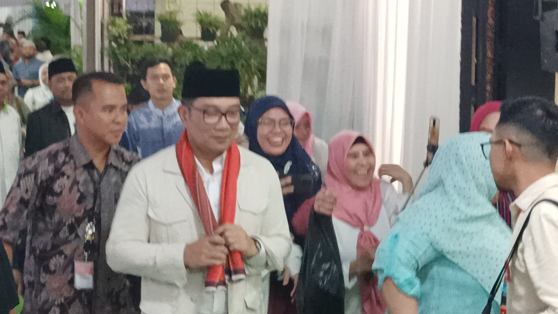 Ridwan Kamil Diserbu Emak-emak di Srengseng Sawah Jaksel saat Hadiri Maulid Nabi