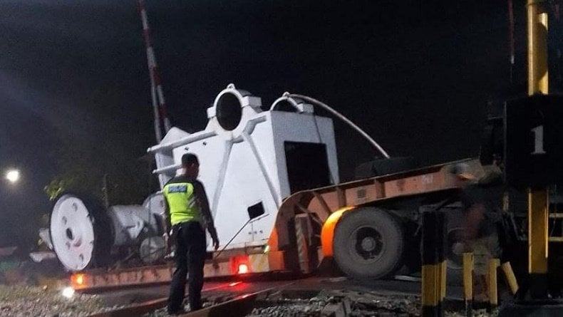 Truk Trailer Tersangkut Rel di Sumberlawang Sragen, 3 Perjalanan KA Terdampak