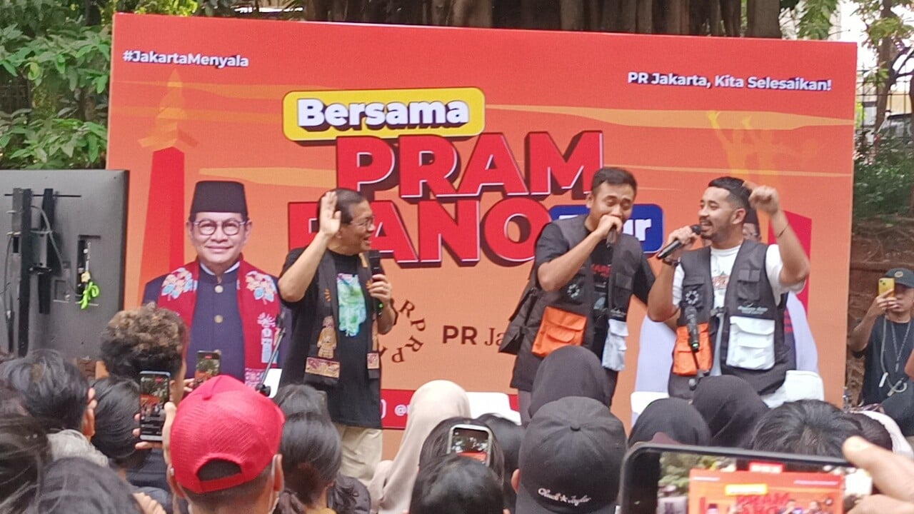 Pramono Blusukan ke Taman Langsat Jaksel, Karaoke Bareng Anak Muda