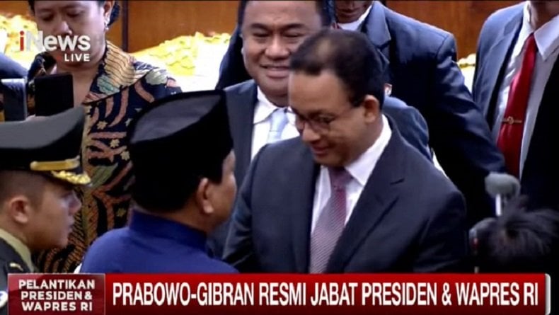 Momen Prabowo Jabat Erat Tangan Anies usai Dilantik Jadi Presiden