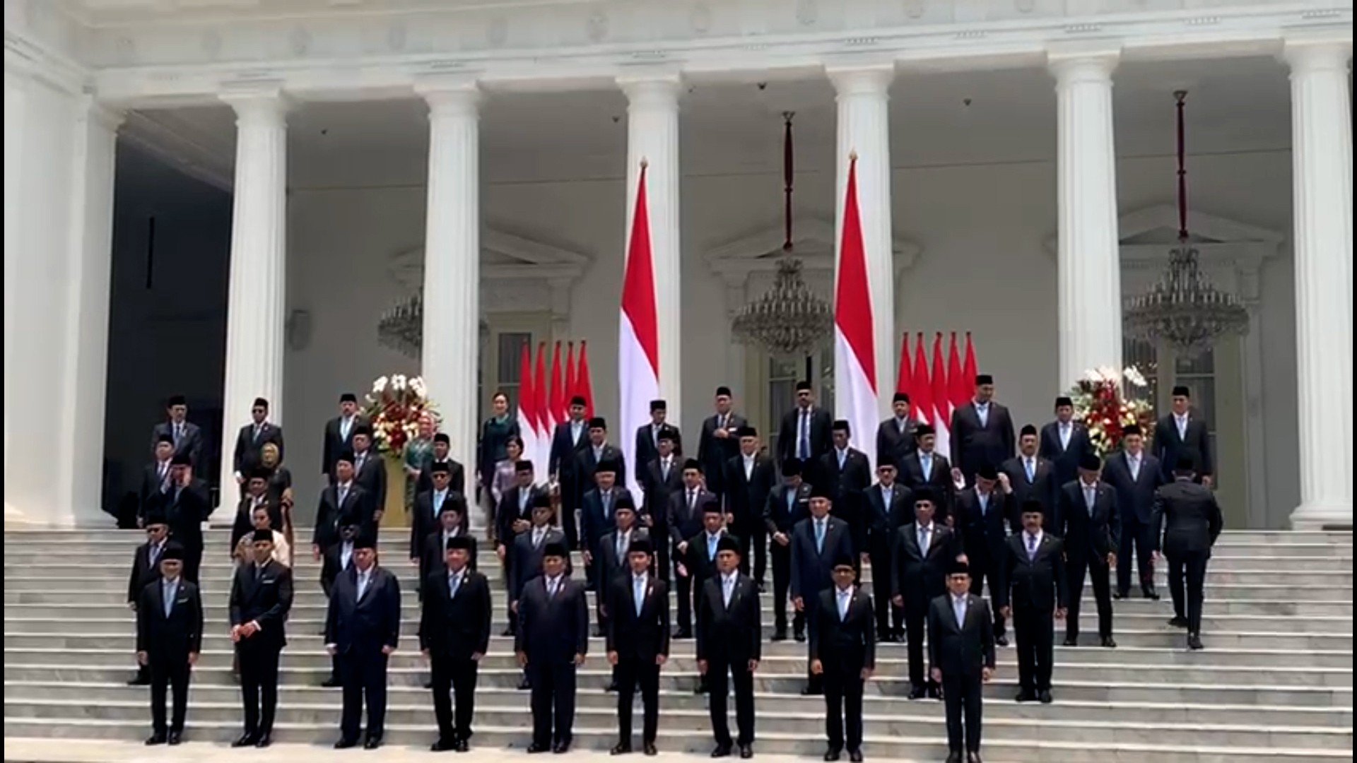  48 Menteri dan 5 Kepala Lembaga Kabinet Merah Putih Foto Bersama di Istana