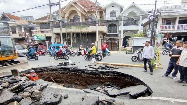 Geger! Jalan Protokol di Malang Ambles usai Diguyur Hujan Deras 3 Jam Lebih