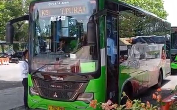 Viral Pemotor Lempari Cairan Oli ke Bus Trans Jatim di Bangkalan