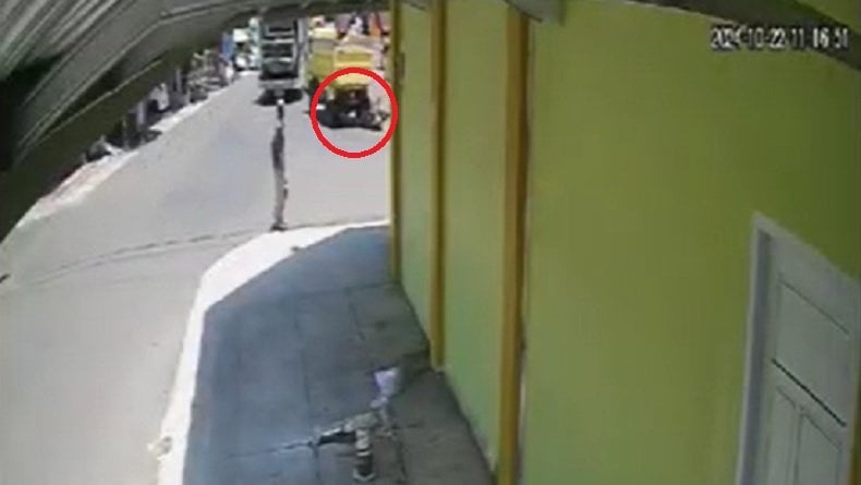 Detik-Detik Pemotor Tabrak Truk di Parepare Terekam CCTV, Pelajar Tewas Terlindas