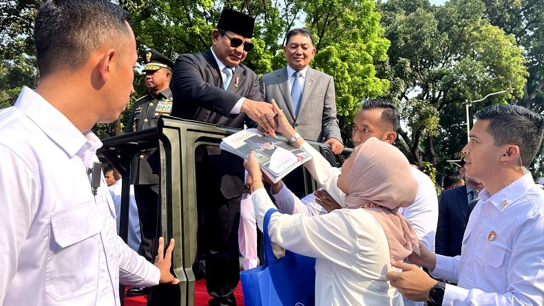 Viral Warga Terobos Kerumunan demi Temui Prabowo, Nangis Dapat Tanda Tangan