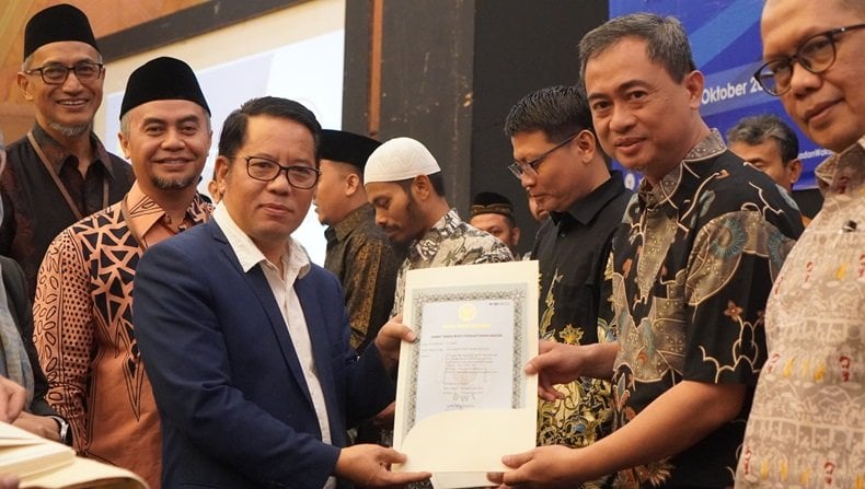 BWI Serahkan Surat Tanda Bukti Pendaftar ke 22 Nazir Wakaf Uang