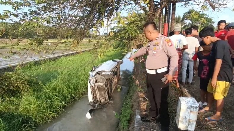 Kecelakaan di Kulonprogo, Suzuki Ertiga Tabrak Pemotor hingga Tewas lalu Terjun ke Sungai