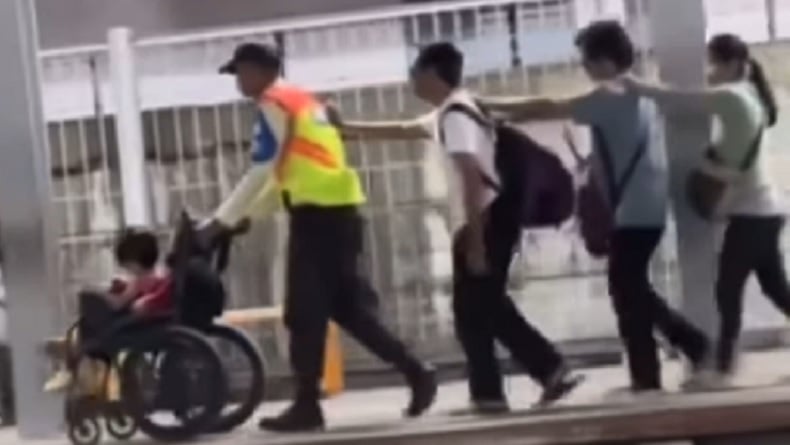 Bikin Haru! Sekuriti Bantu Dorong Kursi Roda hingga Tuntun 3 Tunanetra di Stasiun