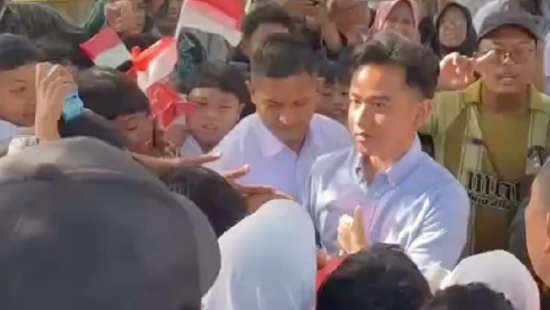 Gibran Bagi-bagi Buku hingga Susu untuk Warga di Depan Akmil Magelang