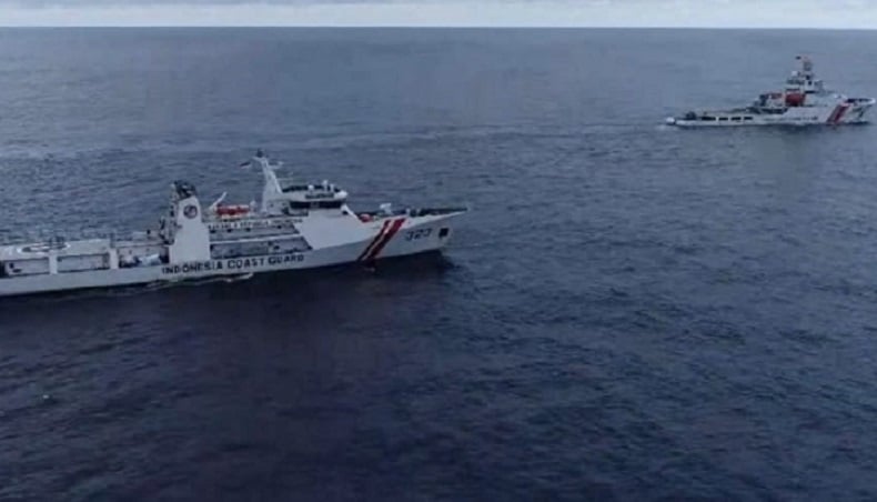 Momen Menegangkan Bakamla Usir Kapal China Coast Guard di Laut Natuna