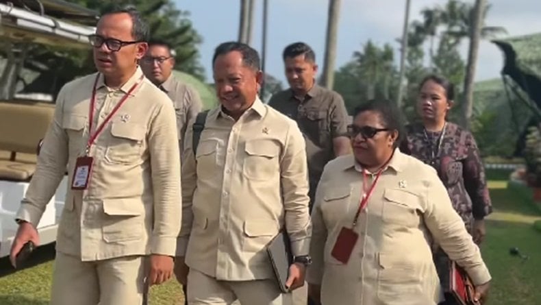 Kompak! Para Menteri Pakai Baju Safari Khas Prabowo saat Retreat di Akmil Magelang