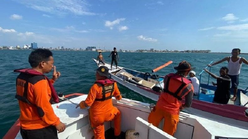 Kapal Jolloro di Makassar Dihantam Gelombang, 4 Penumpang Terlempar ke Laut