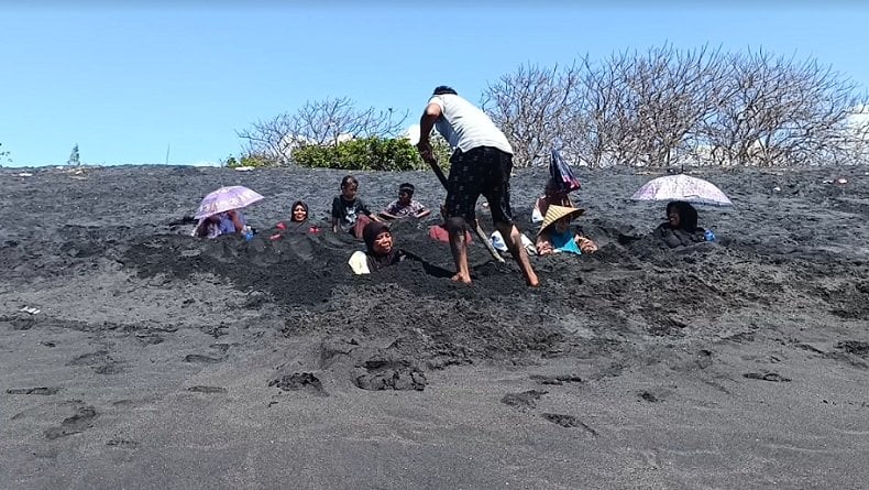 Terapi Pasir Besi di Pantai Pondok Kerakat, Dipercaya Bisa Sembuhkan Strok dan Reumatik