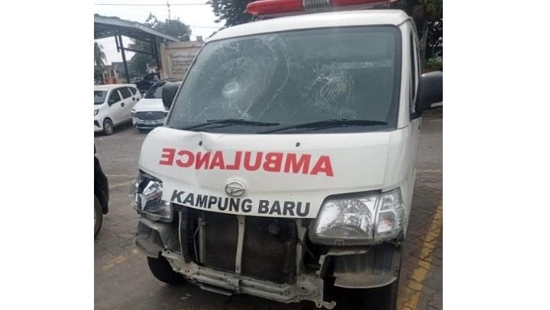 Ambulans Tabrak Pengendara Motor di Muarojambi, Mobil dan Sopir Diamuk Massa