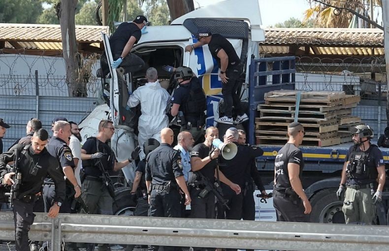 Truk Seruduk Puluhan Orang di Halte Bus Tel Aviv Dekat Markas Mossad, 1 Tewas Puluhan Luka