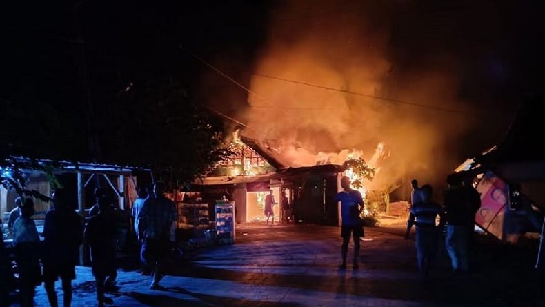 Gara-Gara Nyalakan Lilin saat Mati Lampu, Rumah Toko di Bojonegoro Ludes Dilahap Api