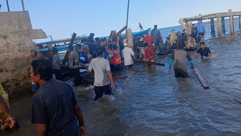 Jembatan Ambruk saat Dilewati Rombongan Cagub Maluku Tengah Andi Munaswir, 6 Orang Tewas