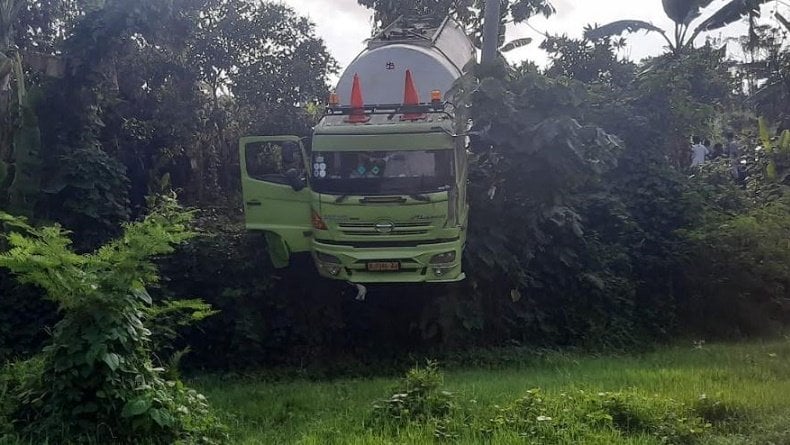 Truk Ditemukan Terperosok ke Sawah Warga di Sukabumi, Ternyata Dibawa Kabur ODGJ