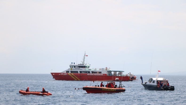 KM Bajak Laut Terbakar di Perairan Maumere NTT, 8 Penumpang dan Kru Diselamatkan