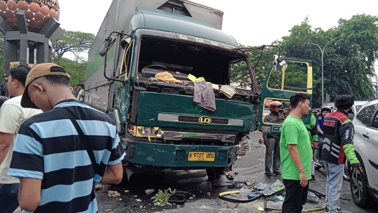 Penampakan Truk Kontainer Tabrak Sejumlah Pengendara di Tangerang, Sopir Diamuk Massa