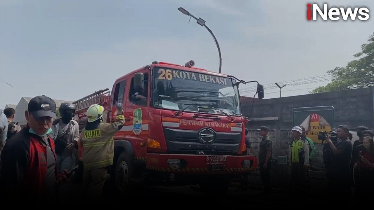 Kebakaran Pabrik di Bekasi, 14 Unit Damkar Dikerahkan