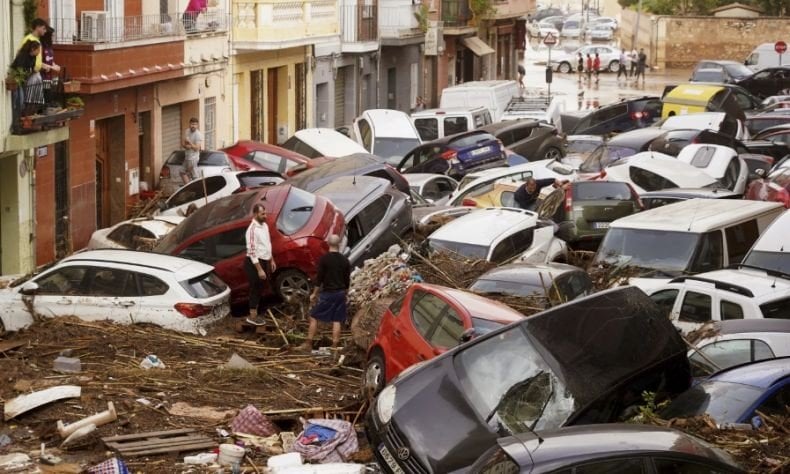 Dahsyat! Banjir di Spanyol bak Tsunami Tewaskan 158 Orang, Mobil Bertumpuk-tumpuk