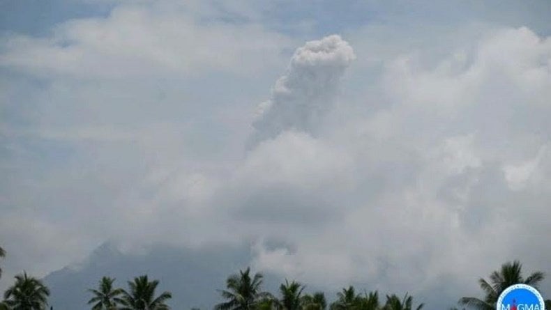 Gunung Ibu Meletus, Muntahkan Kolom Abu Vulkanis Setinggi 1.000 Meter