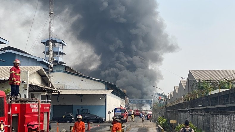 Kebakaran Landa Pabrik di Bekasi, Asap Hitam Membubung Tinggi