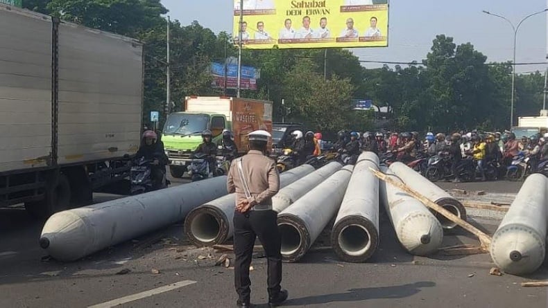 10 Paku Bumi Jatuh di Jalan Soekarno-Hatta Bandung, Lalu Lintas Macet Parah