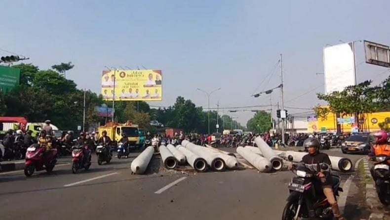 Kronologi 10 Paku Bumi Berserakan di Jalanan Bandung, Jatuh akibat Rantai Pengikat Putus