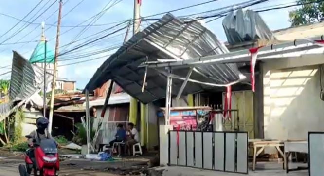 Puluhan Rumah di Lombok Barat Rusak Diterjang Angin Puting Beliung, 1 Luka-Luka