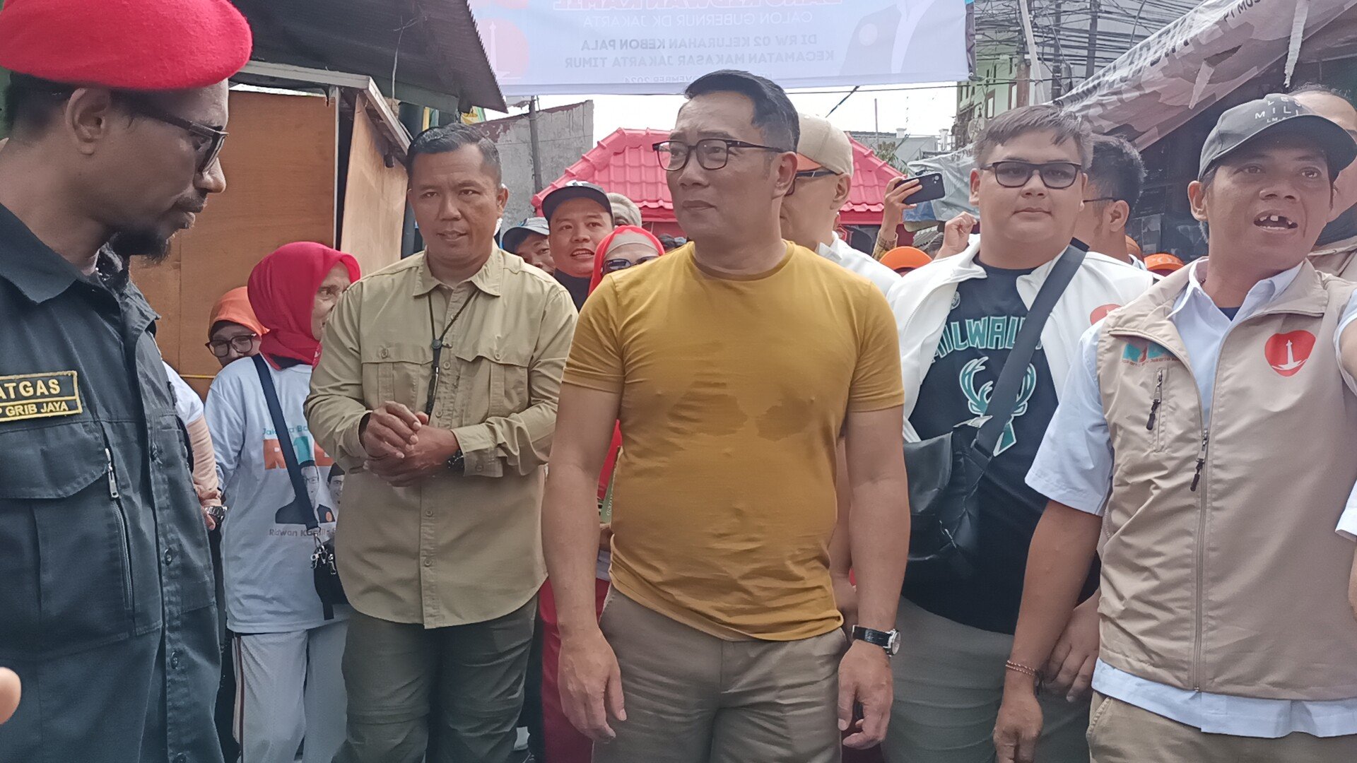 Ridwan Kamil Blusukan ke Kampung Makasar Jaktim, Disambut Marawis Warga