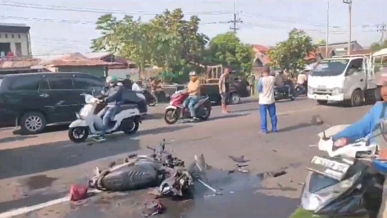 Detik-Detik Pemotor Tewas Kecelakaan di Sidoarjo Terekam CCTV, Hindari Penyeberang Jalan