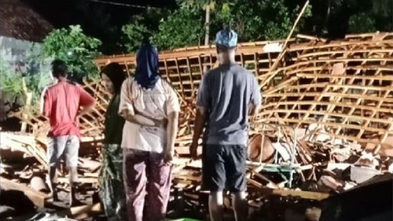 Hujan Deras-Angin Kencang Terjang Bantul, 1 Warga Tewas Tertimpa Bangunan Roboh