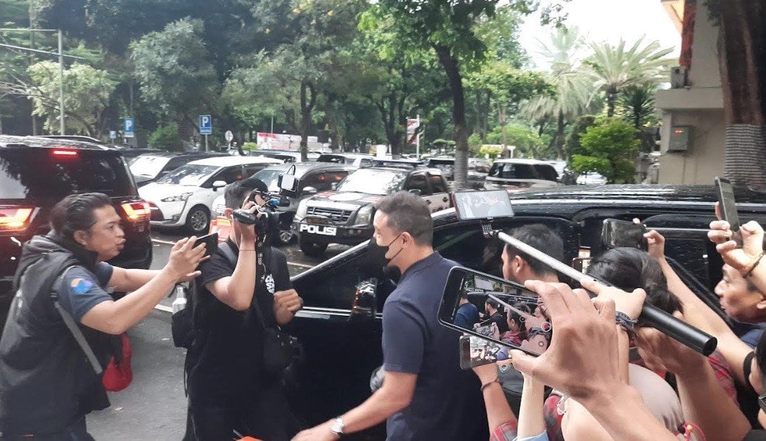 Pakai Masker Hitam Hamish Daud Sambangi Polda Metro Jaya, Ada Apa?