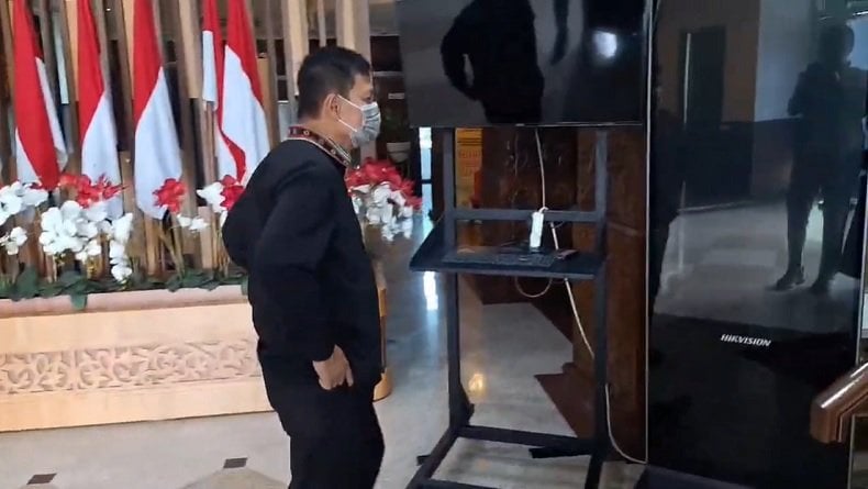 Penampakan Ayah Ronald Tannur Tiba di Kejati Jatim, Pakai Masker Santai Masuki Gedung