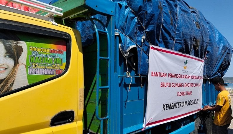 Mensos Kirim Logistik Rp1,2 Miliar ke NTT: Korban Letusan Lewotobi Harus Dapat Bantuan Layak