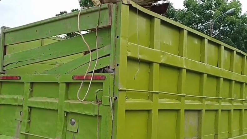 Truk Pasir Gagal Nanjak di Jembatan Kayuagung lalu Mundur Tabrak Toko Emas