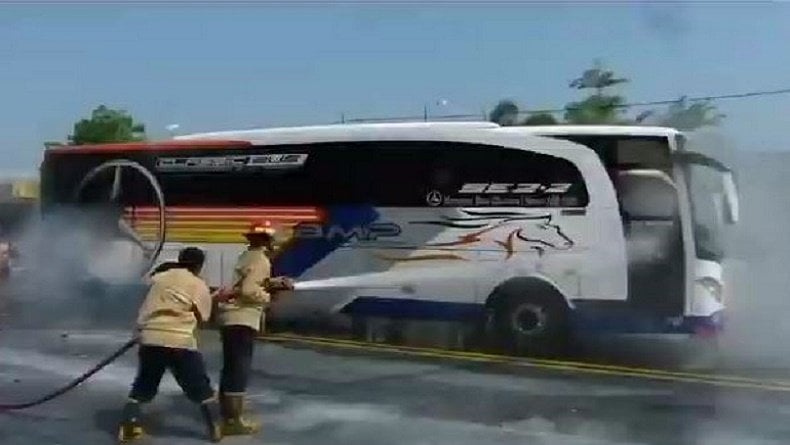 Geger, Bus Penumpang Terbakar di Depan Terminal Purworejo