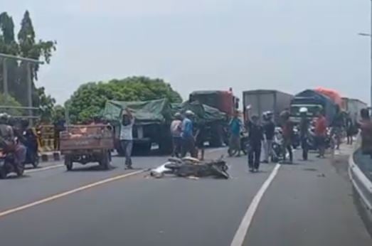 Kecelakaan di Brebes, Pemotor Tanpa Identitas Tewas Terlindas Truk Kontainer