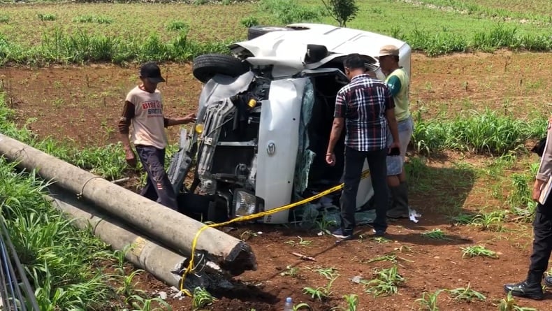 Tiang Listrik di Gunungkidul Patah Ditabrak Mobil Pengangkut Uang, 3 Orang Dilarikan ke RS