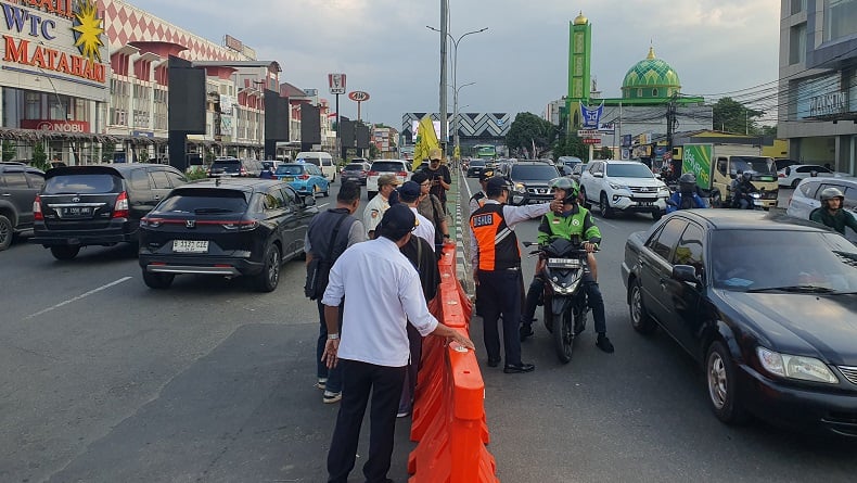 Tutup Putaran Balik WTC Serpong, Petugas Dimaki-maki Para Pengendara