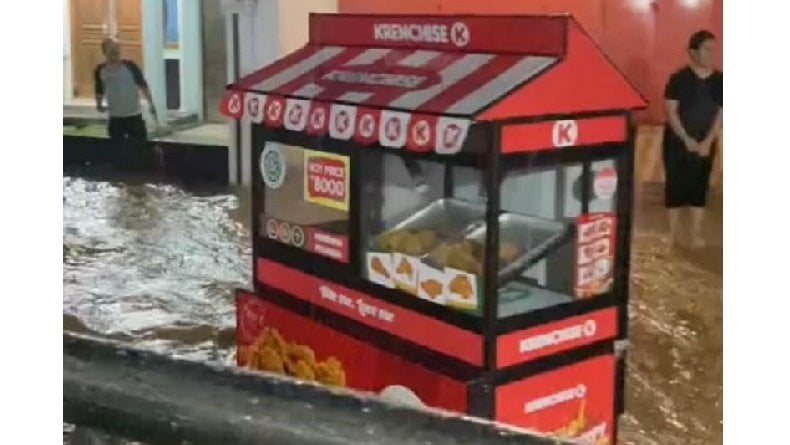 Banjir Bandung, Viral Etalase Gerobak Penjual Ayam Terbawa Arus di Pameungpeuk