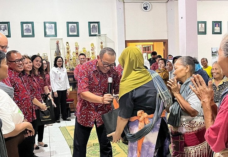 Swiss-Belhotel Internasional Jogja dan Jateng Kunjungi Buruh Gendong di Pasar Beringharjo