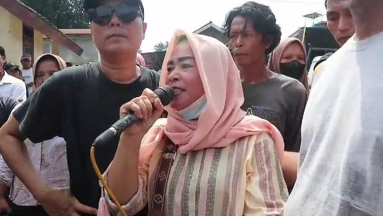 Tahu Suami ke Hotel Bersama Staf, Emosi Istri Kades di Lebak Meledak-ledak saat Ikut Demo