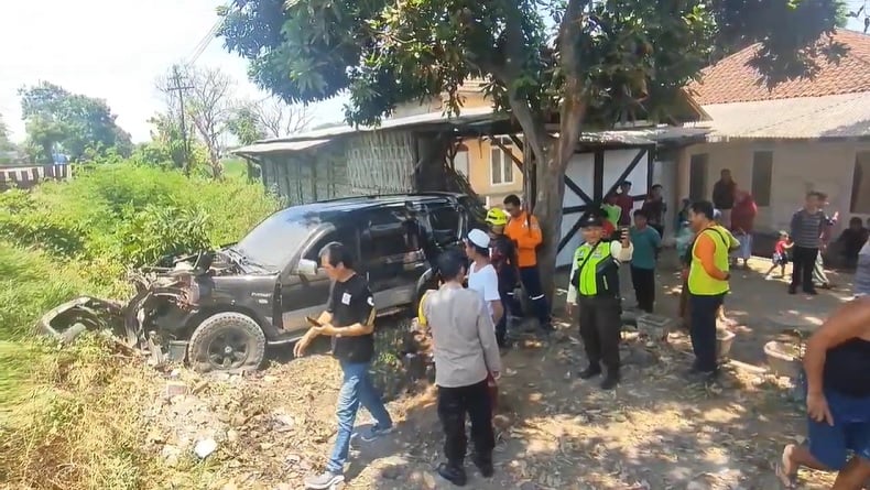 Ford Everest Bawa Sekeluarga Ditabrak Kereta Api di Pasuruan, 5 Orang Dievakuasi ke RS