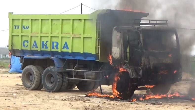 Tabrak Bocah SD hingga Luka Parah di Teluk Naga, Truk Dirusak dan Dibakar Warga